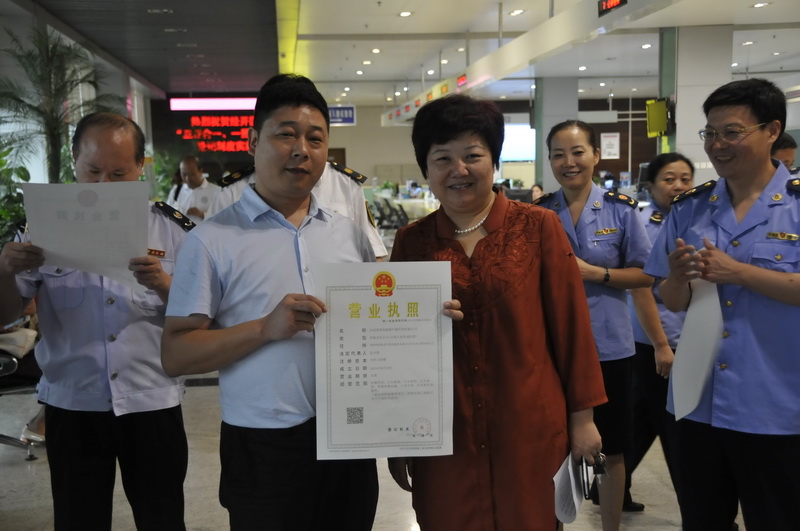 鄭州經(jīng)濟技術(shù)開發(fā)區(qū)發(fā)放首張&ldquo;三證合一、一照一碼&rdquo;營業(yè)執(zhí)照