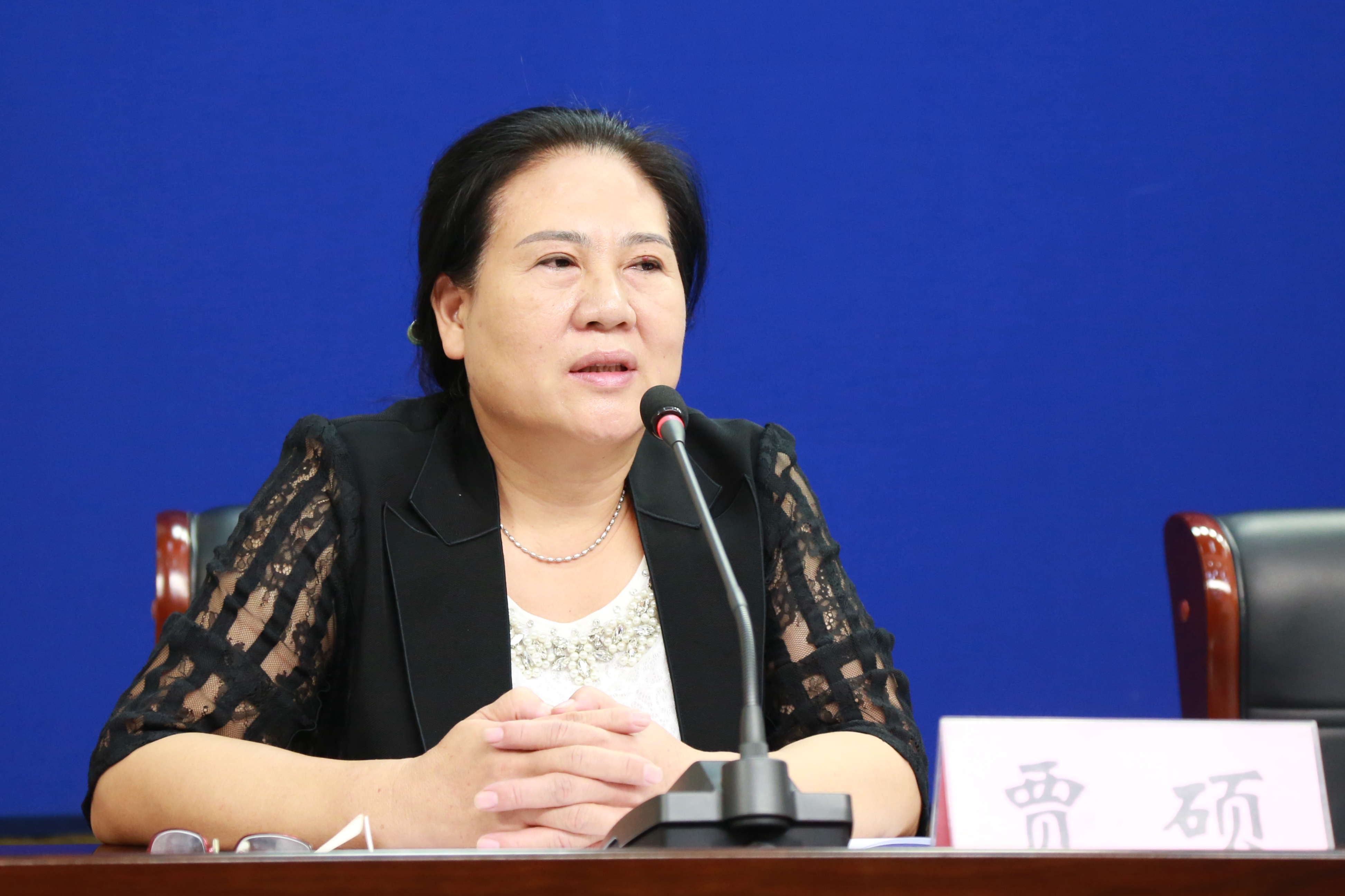 省委外宣辦（省政府新聞辦）副主任賈碩主持發(fā)布會